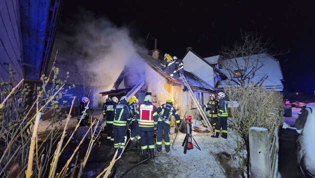 Fordernde Nacht: Kurz nach Mitternacht kam es in Wieselburg zu einem Brand bei einem Wohnhaus.