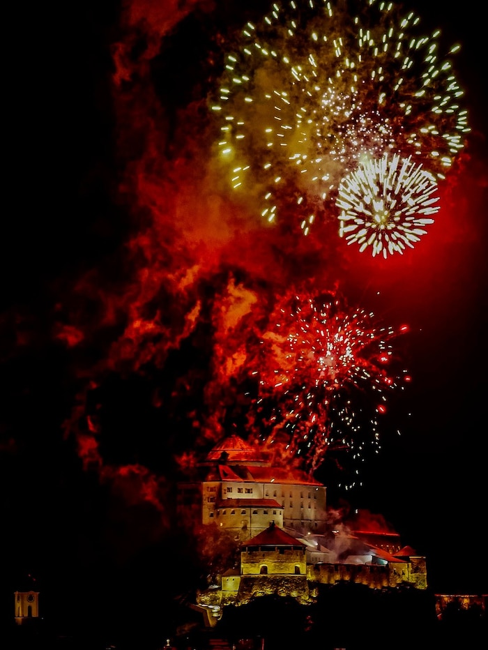 Über der Festung Kufstein explodierte ein Feuerwerk nach dem anderen – minutenlang, bunt und ...