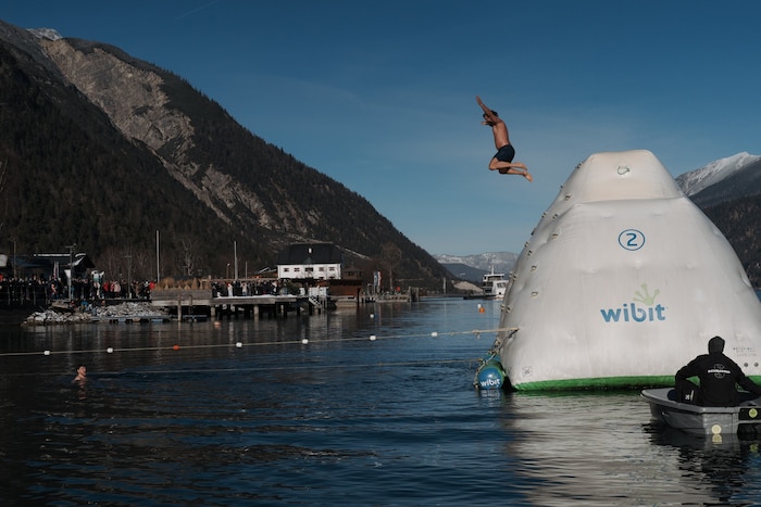 Ein Sprung ins kühle Nass wagten viele Mutige am Achensee.