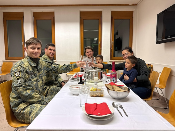 Notfallsanitäter David (Mitte) bekam Besuch von seiner Familie in der Andreas-Hofer-Kaserne in ...