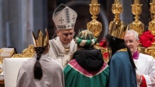 Clara (Mitte) aus dem Burgenland war eine der drei Sternsingerinnen, die die Gaben zu Papst Leo ...