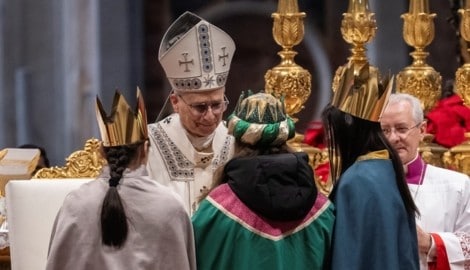 Clara (Mitte) aus dem Burgenland war eine der drei Sternsingerinnen, die die Gaben zu Papst Leo ...