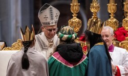 Clara (Mitte) aus dem Burgenland war eine der drei Sternsingerinnen, die die Gaben zu Papst Leo ...