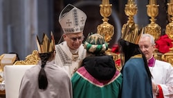 Clara (Mitte) aus dem Burgenland war eine der drei Sternsingerinnen, die die Gaben zu Papst Leo ...