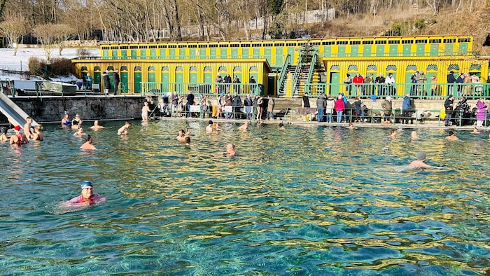 Das historische Bad lockt mit glasklarem Wasser und mit konstanten 19 Grad – im Sommer ...