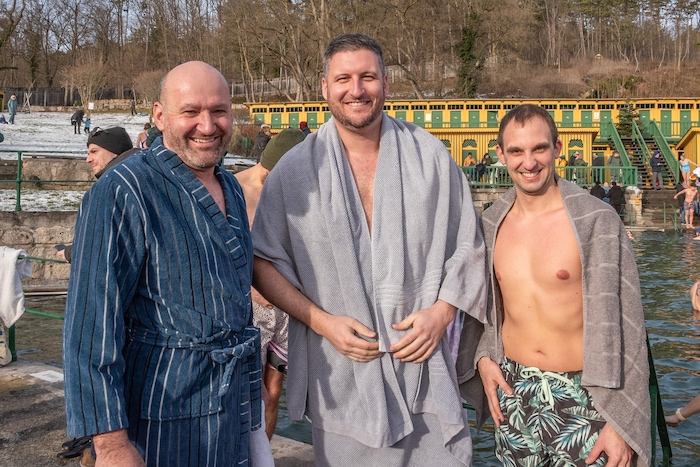 Bürgermeister Stefan Zimper (Mitte) lädt jedes Jahr zum Sektempfang ins Bad Fischauer Thermalbad ...