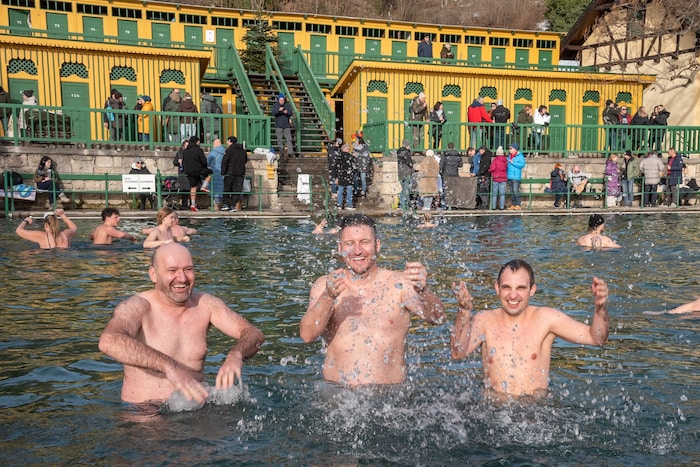 Bürgermeister Stefan Zimper (Mitte) mit seinen beiden Vizes Michael Artner (li.) und Sebastian ...