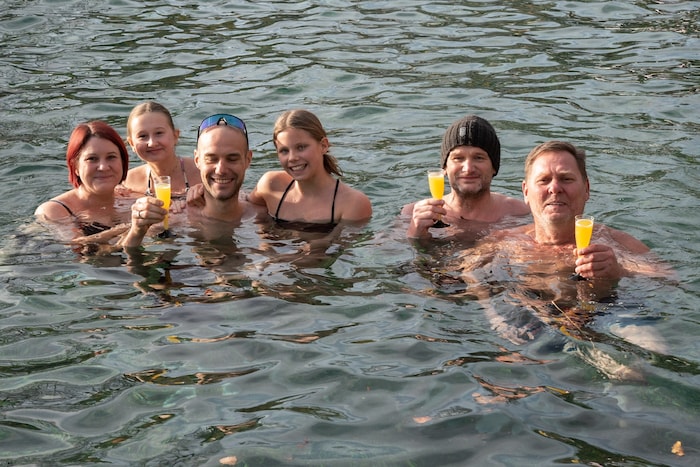 Stammgäste aus dem Bezirk Neunkirchen genießen jedes Jahr das kühle Nass.