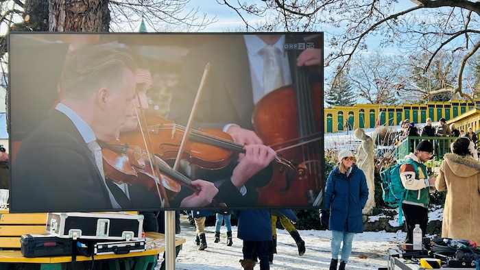 Zu den Klängen des Neujahrskonzertes wird gebadet, geplaudert und Sekt geschlürft.