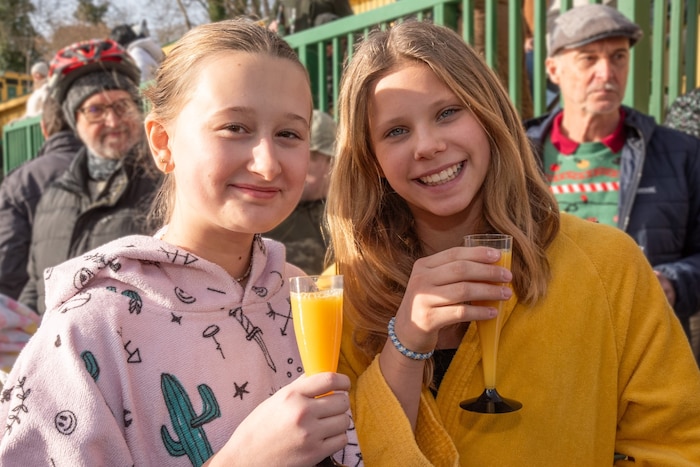 Auch Lilli und Carina wagten den Sprung ins kalte Nass.