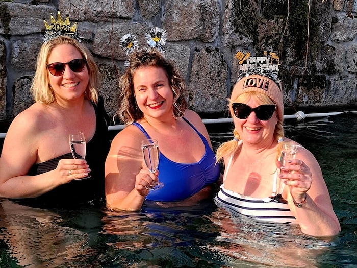 Auch diese drei Damen sind Stammgäste im Thermalbad und genießen den 1. Jänner mit einem ...