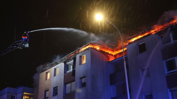 Die gesamte Dachkonstruktion dieses Mehrparteienhauses brannte.