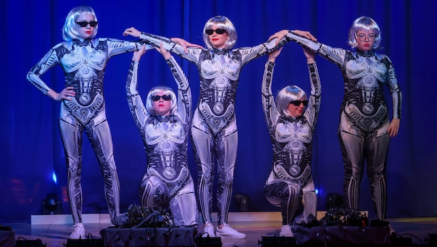 Kostüme, Akrobatik-Einlagen und natürlich jede Menge Sketches kennzeichnen die jährlichen ...