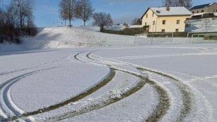 Der Autorowdy hinterließ deutliche Spuren am Sportplatz.
