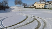 Der Autorowdy hinterließ deutliche Spuren am Sportplatz.