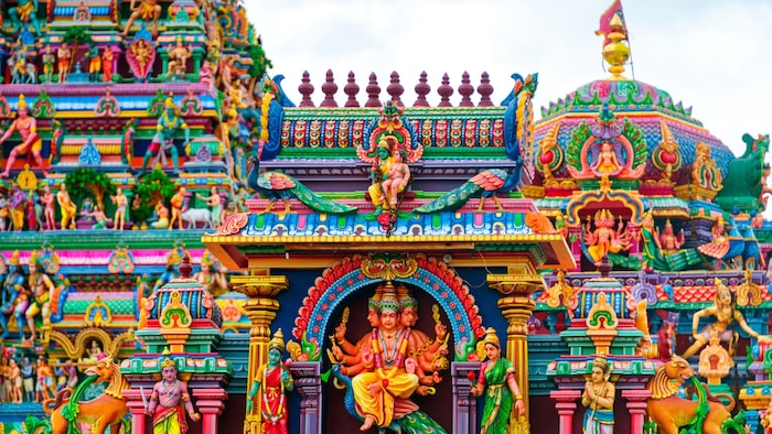 Detailreiche Skulpturen schmücken den Arulmigu Kapaleeswarar Tempel in Chennai: ein bedeutendes ...