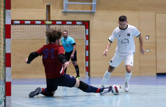 Beim Stier wieder für Grünau auf Torejagd: Petrit Nika (re.).