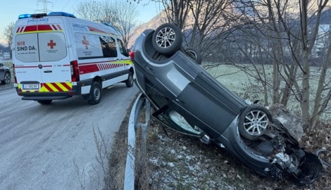 Die Rettungskräfte brachten den Lenker zur Kontrolle ins Krankenhaus. 