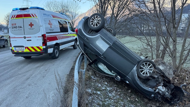 Die Rettungskräfte brachten den Lenker zur Kontrolle ins Krankenhaus.