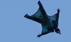 Wingsuits sind fledermausartige Anzüge, bei denen Stoff zwischen Rumpf, Armen und Beinen wie ...