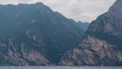 Im norditalienischen Trentino ist ein Base-Jumper gegen eine steile Wand geprallt und gestorben ...