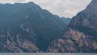 Im norditalienischen Trentino ist ein Base-Jumper gegen eine steile Wand geprallt und gestorben ...