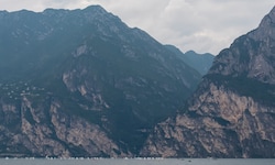 Im norditalienischen Trentino ist ein Base-Jumper gegen eine steile Wand geprallt und gestorben ...