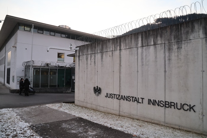 Eine Woche vor dem ersten Prozess im Oktober wird er in die Justizanstalt Innsbruck verlegt.