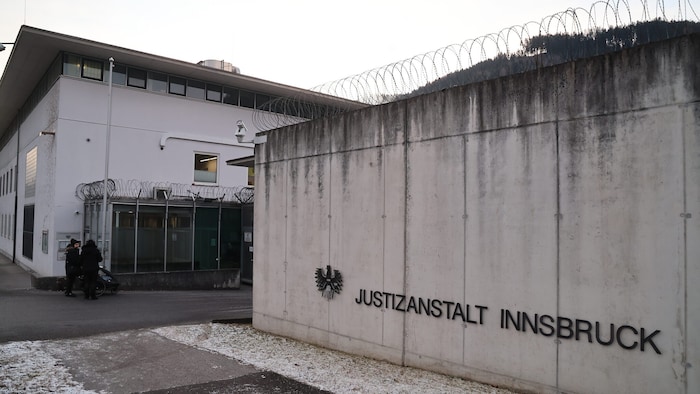 Eine Woche vor dem ersten Prozess im Oktober wird er in die Justizanstalt Innsbruck verlegt.