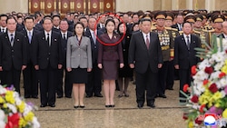 Kim-Dynastie in Bewegung: Die 13-jährige Tochter Kims zeigt sich zwischen ihrem Vater und der ...