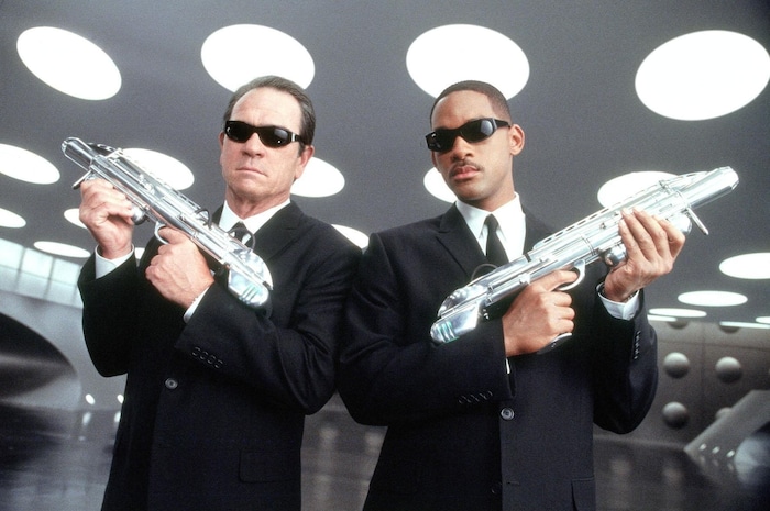 Tommy Lee Jones mit Will Smith in „Men in Black II“, in dem Victoria 2002 ein Mädchen in der ...