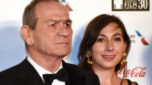 Tommy Lee Jones 2017 bei einer Premiere mit seiner Tochter Victoria.