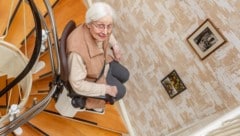 Selbst größere Investitionen wie Treppenlifte rücken mit den neuen Förderungen in leistbare ...