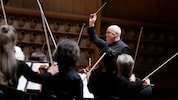 Hans Graf und das Bruckner Orchester Linz läuteten das neue Jahr mit tänzerisch-symphonischen ...