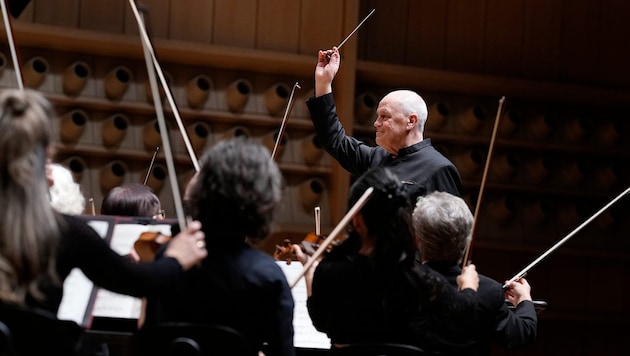 Hans Graf und das Bruckner Orchester Linz läuteten das neue Jahr mit tänzerisch-symphonischen ...