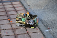 Der Bub hantierte mit einem Böller im Innenhof einer Wohnanlage, als dieser in seiner Hand ...