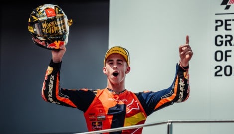 2024 gab Pedro Acosta sein MotoGP-Debüt auf der KTM RC16 und stellte seine Anpassungsfähigkeit ...