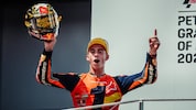 2024 gab Pedro Acosta sein MotoGP-Debüt auf der KTM RC16 und stellte seine Anpassungsfähigkeit ...