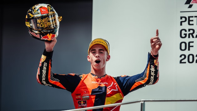 2024 gab Pedro Acosta sein MotoGP-Debüt auf der KTM RC16 und stellte seine Anpassungsfähigkeit ...