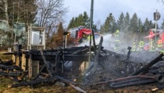 Die Hütte wurde durch das Feuer völlig zerstört.