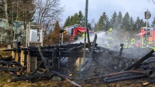 Die Hütte wurde durch das Feuer völlig zerstört.