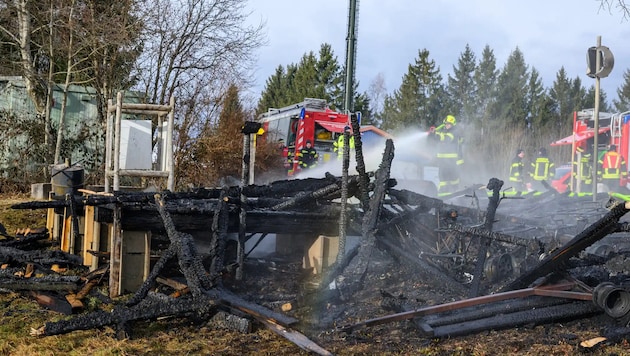 Die Hütte wurde durch das Feuer völlig zerstört.