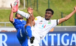 Hoch das Bein! Auch sportlich könnte es für Chibuike Nwaiwu (re.) weit hinauf gehen.
