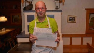 Jack Haijes Statt des Streckenplans studiert Sigi Schwarz derzeit seinen Krankenhaus-Befund.