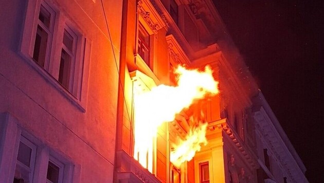 Rund zwei Stunden kämpften die Einsatzkräfte gegen die Flammen.