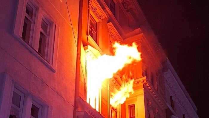 Aus zwei Fenstern ragten bereits die Flammen, als die Feuerwehr am Ort des Geschehens eintraf.