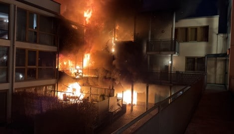 Mitten in der Nacht brach das Feuer aus.