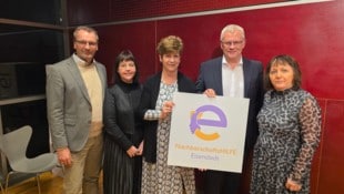 Bürgermeister Steiner mit dem Vorstand des neuen Vereins: Obfrau Bachmaier, Wagner, Hicke und ...