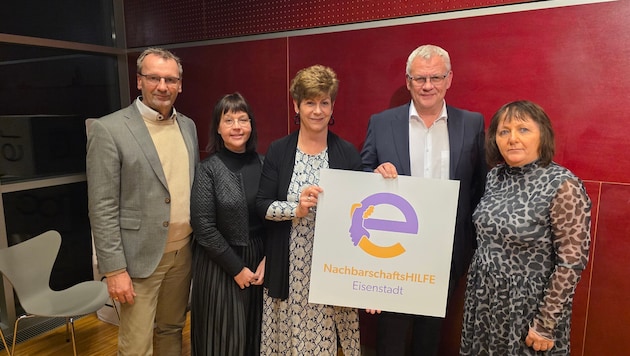 Bürgermeister Steiner mit dem Vorstand des neuen Vereins: Obfrau Bachmaier, Wagner, Hicke und ...