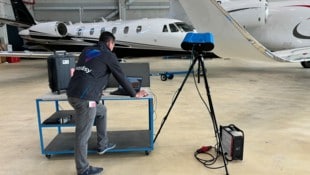 Das V-ROX Messgerät prüft Bauteile wie Flugzeugflügel aus der Entfernung.